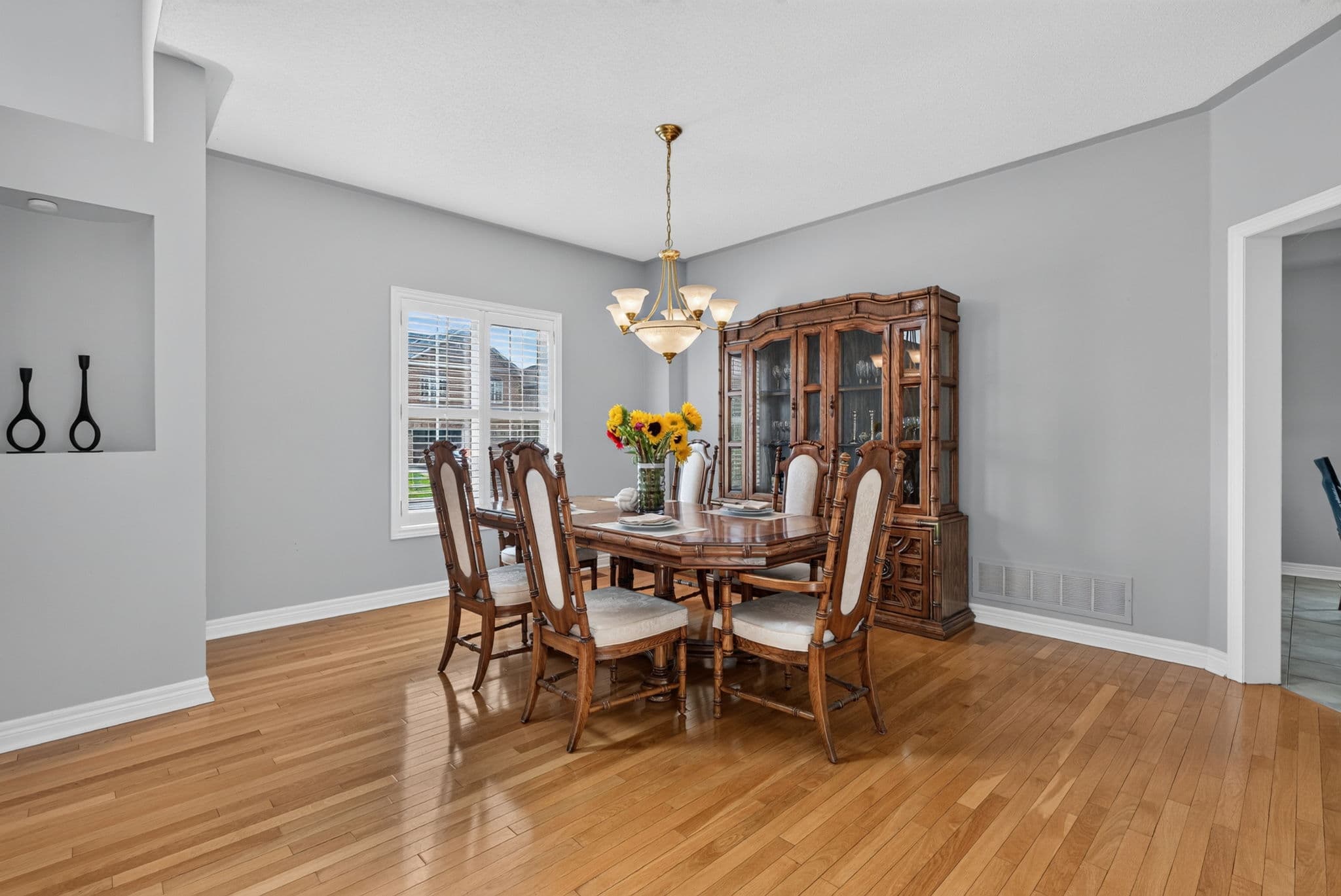 2 Foxfield Crescent Vaughan, ON L4K 5G2
