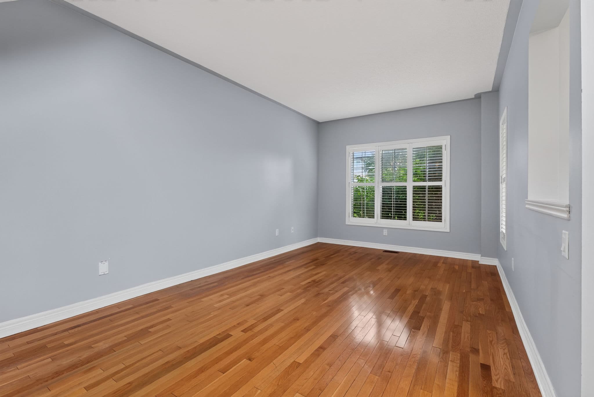 2 Foxfield Crescent Vaughan, ON L4K 5G2